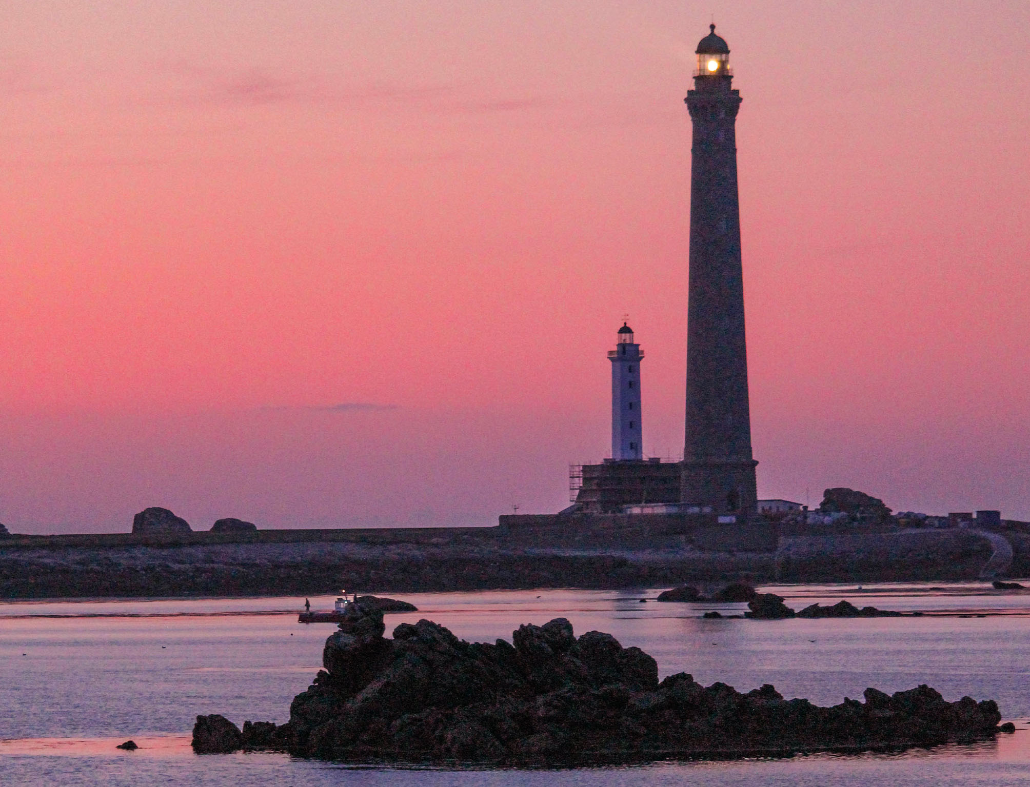 coucher de soleil sur le phare de l'île vierge