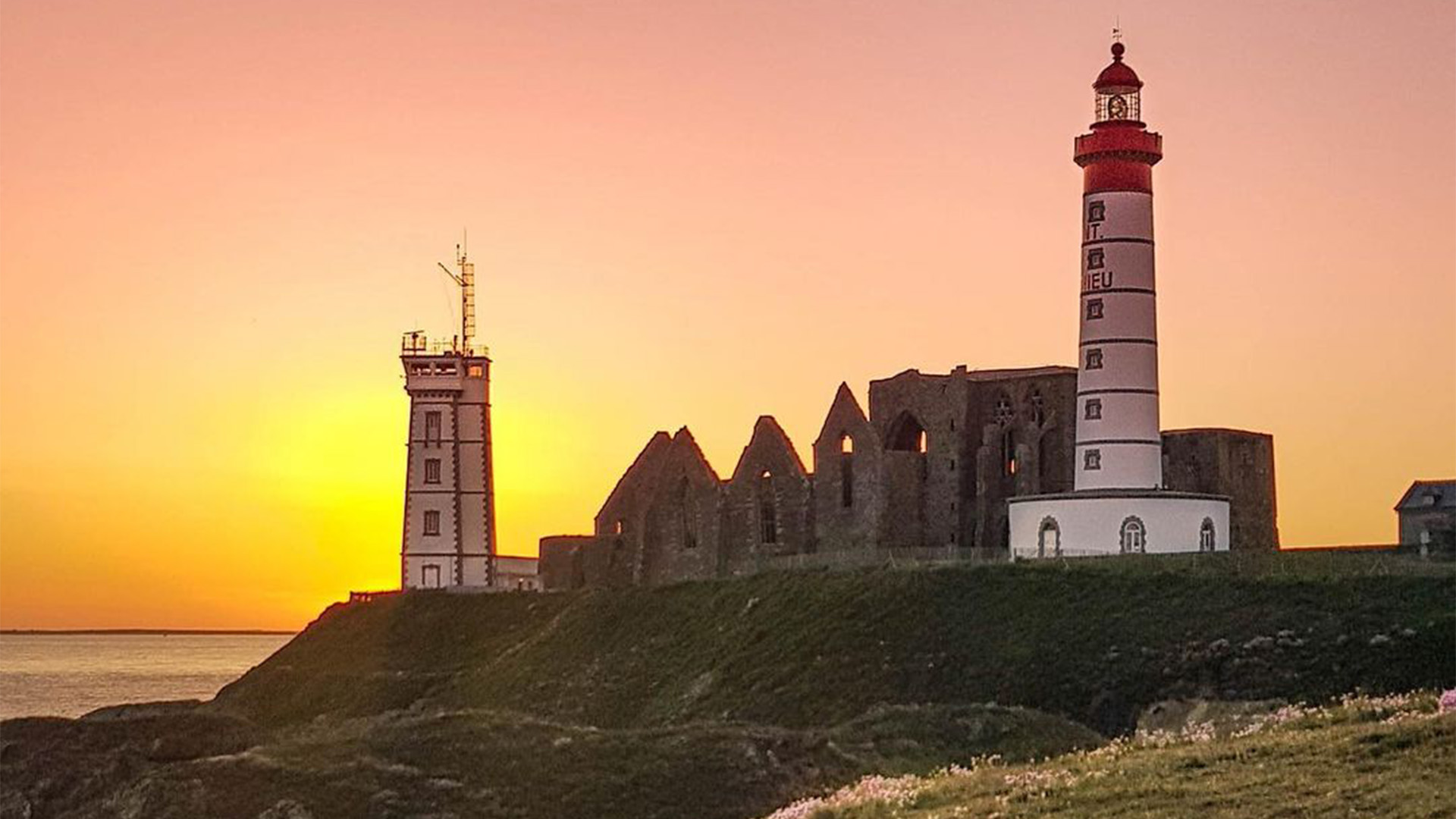 Phare de la pointe Saint-Mathieu au coucher du soleil - finistère